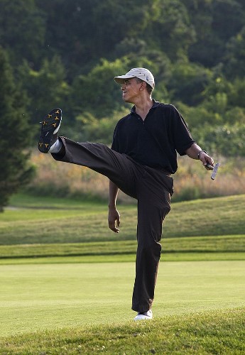 Barack_Obama_playing_golf