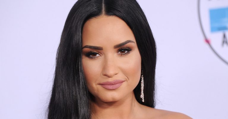 Demi Lovato Will Offer Free Group Therapy To Fans On 2018 Tour