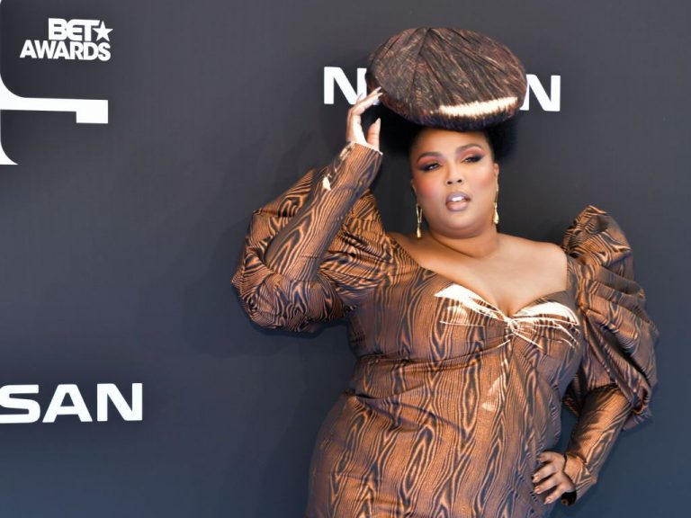 Lizzo Wasn’t Wearing A Hat At The 2019 BET Awards, She Was Wearing Hand Painted Natural Hair