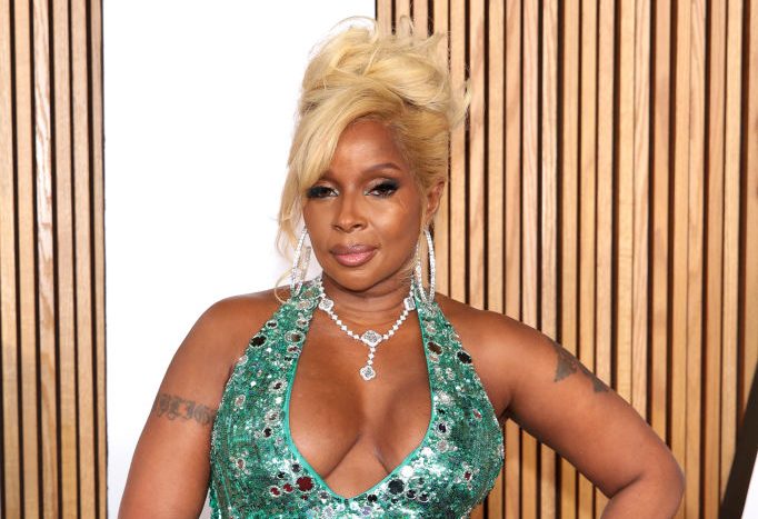 Gorgeous In Green: Mary J. Blige Rocks Pamella Roland On The ‘GLAMOUR’ Women Of The Year Red Carpet