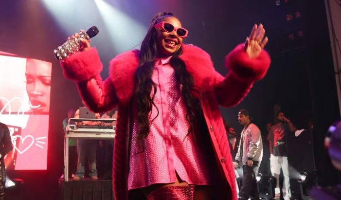 Ashanti Performs Showing Off Her Adorable Baby Bump – For The First Time